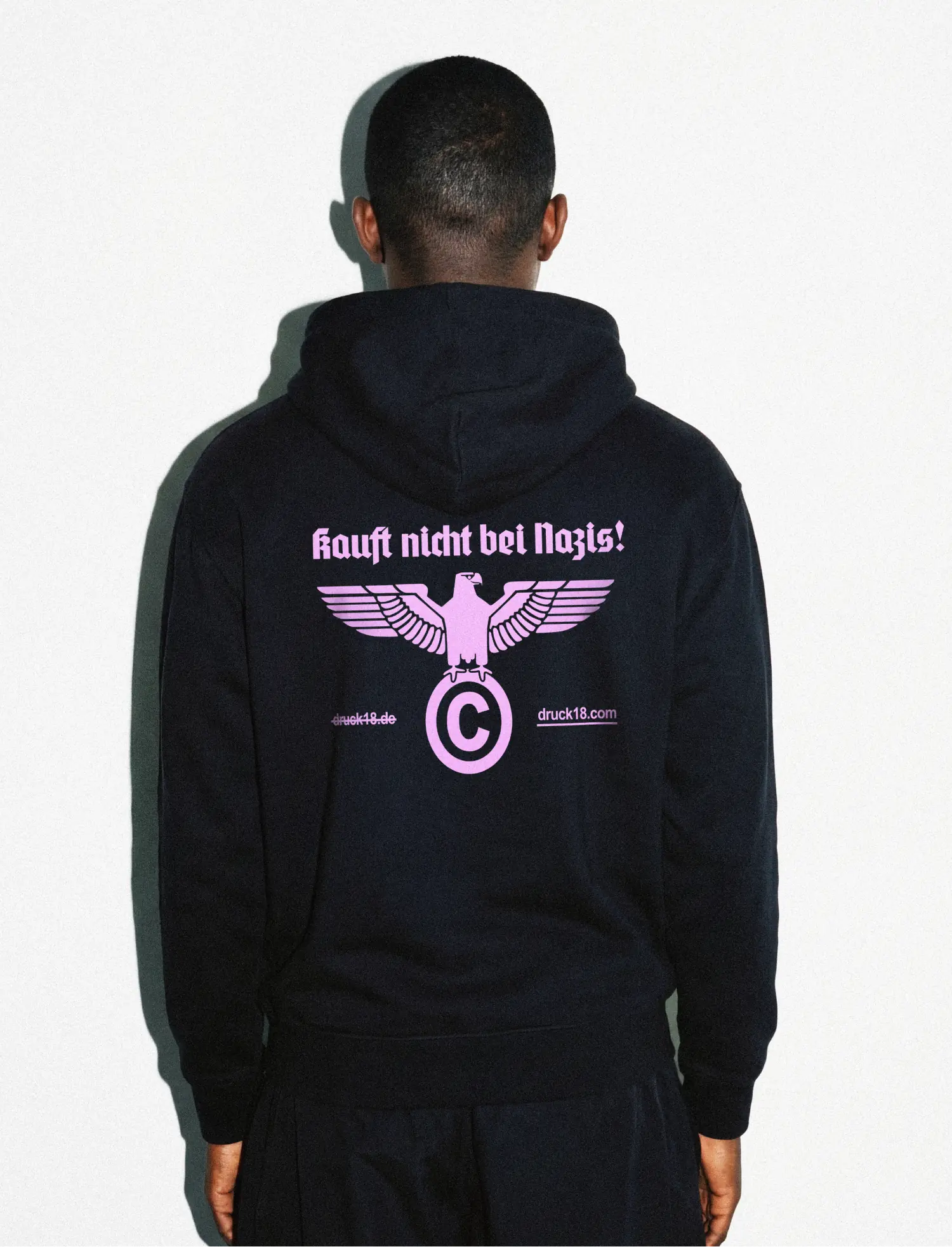Druck18 "Kauft nicht bei Nazis" Hoodie - Image 4